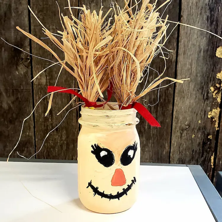 Günstige Herbstdeko DIY Vogelscheuche aus bemalten Einweckglas