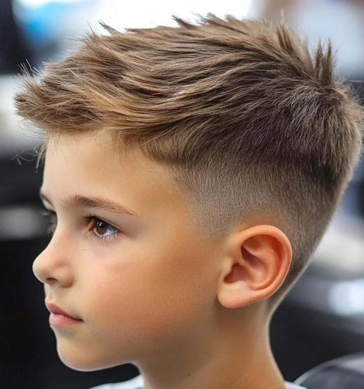 Haarschnitte für Jungs ab 8 Jahren Quiff Frisur mit Undercut