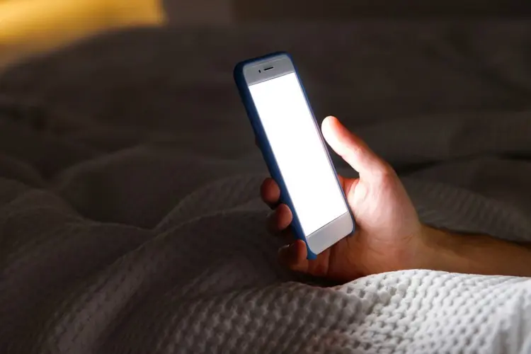 Handys und Bildschirme vor dem Schlafen verbannen