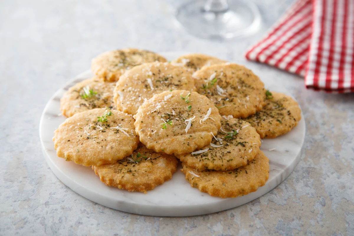 hausgemachte kekse mit kräutern und parmesan