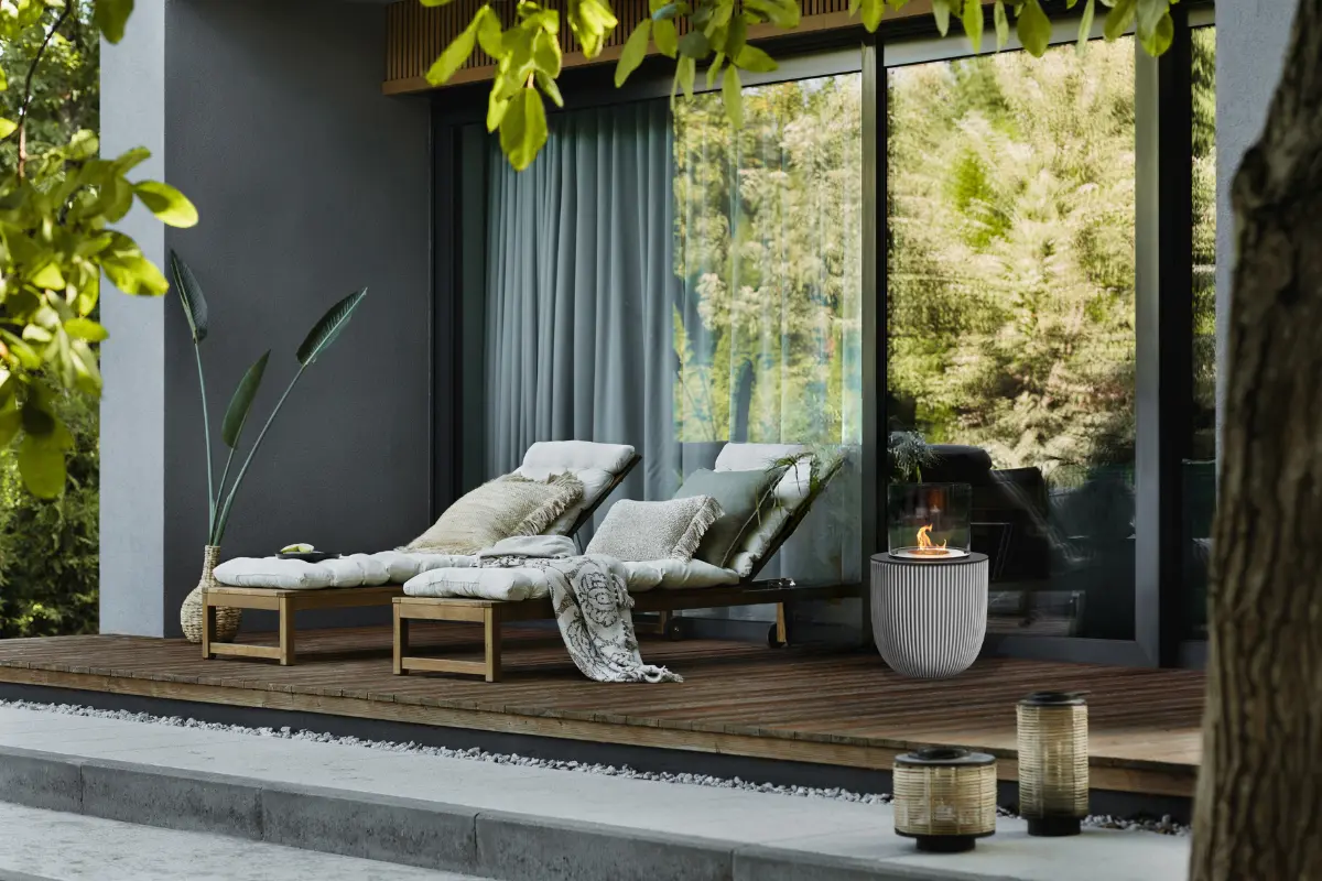 holzterrasse mit bequemen liegen und stilvollen accessoires