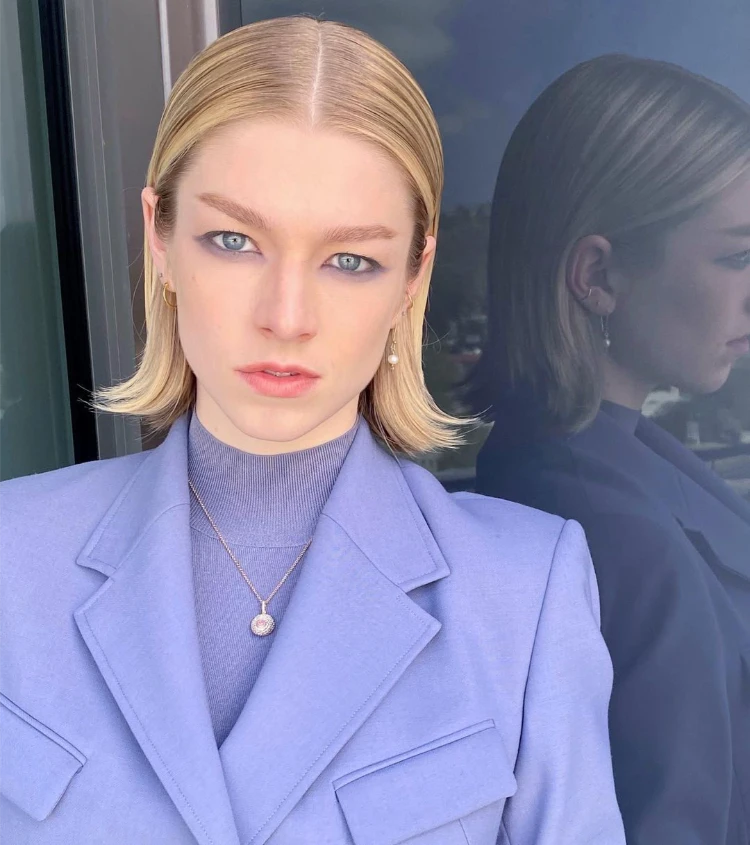 hunter schafer mit flippy bob a la pamela anderson