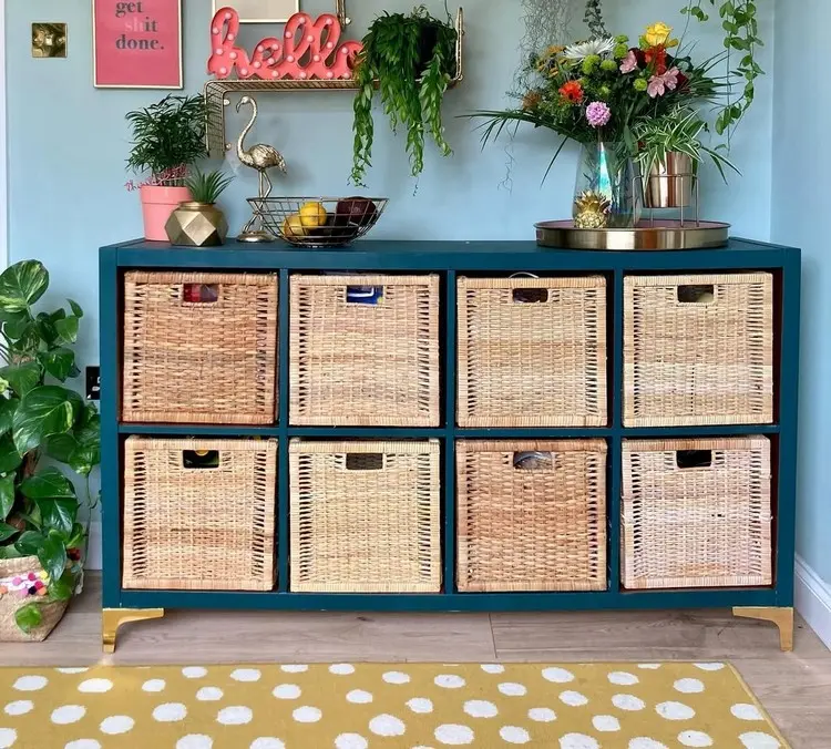 Kallax-Regal streichen in modernem Petrol-Grün mit Körben