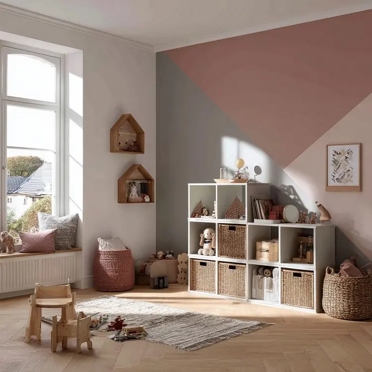 Kinderzimmer grau-rosa streichen mit geometrischem Muster für moderne Optik