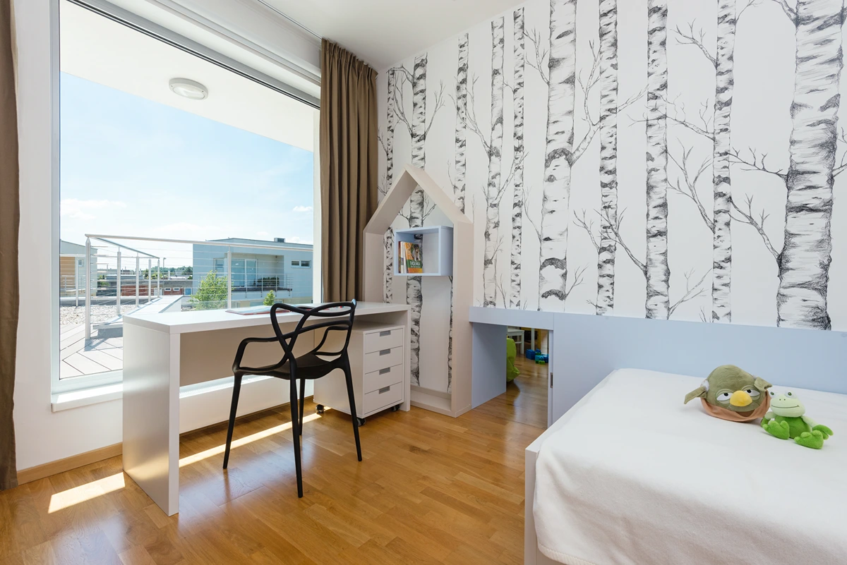 kinderzimmer mit haus regal und verstecktem tunnel im rückenteil des betts