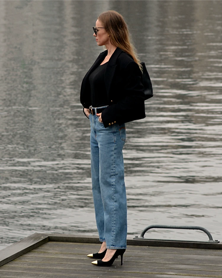 kleine frau mit high waisted cropped jeans, pumps und blazer