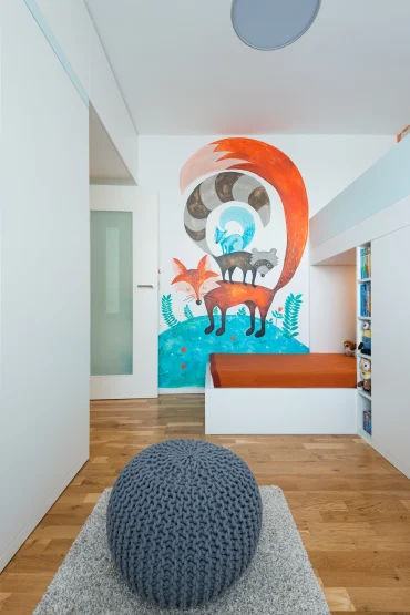 kleines kinderzimmer mit hochbett und kreativer wandgestaltung