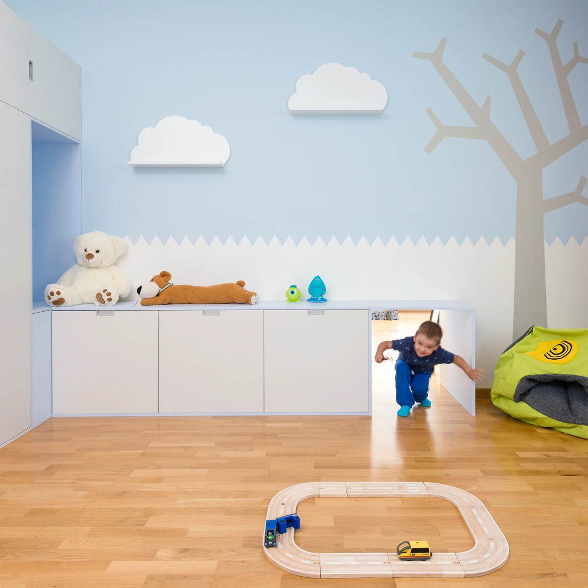 kleinkind entdeckt spieltunnel im modernen kinderzimmer