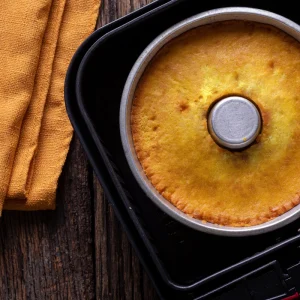 köstlicher und schöner hausgemachter orangefarbener maiskuchen aus dem airfryer