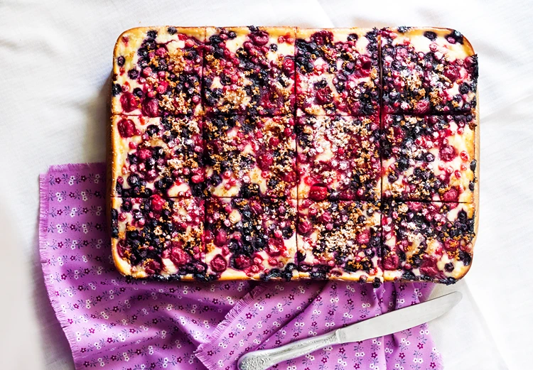kuchen mit gemischten beeren vom blech