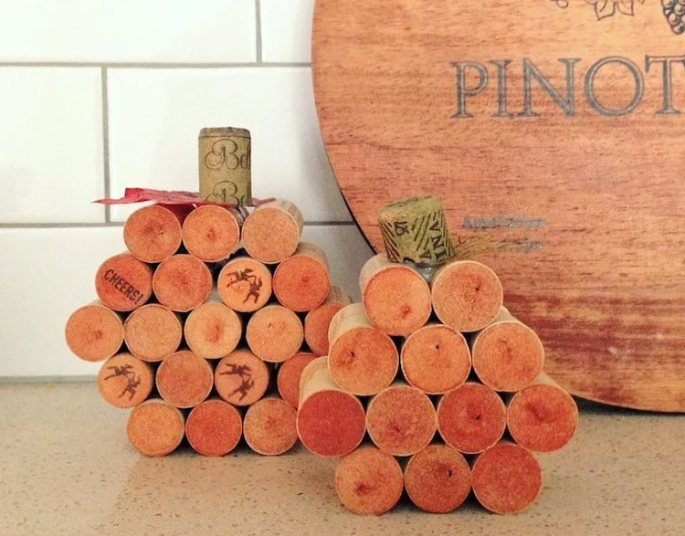 Kürbisse aus Weinkorken basteln Anleitung und schöne Dekoidee