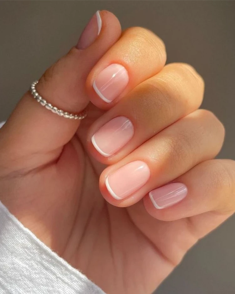 kurze, natürliche french gelnägel micro french