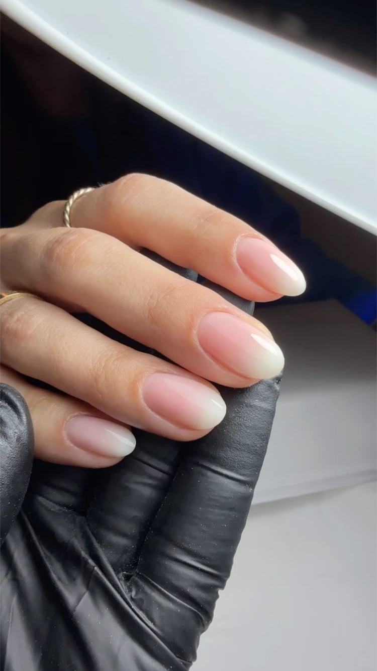 kurze, natürliche french gelnägel ombre babyboomer