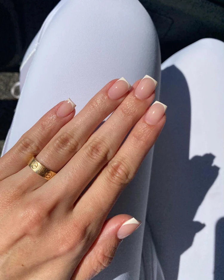 kurze, natürliche french gelnägel square french