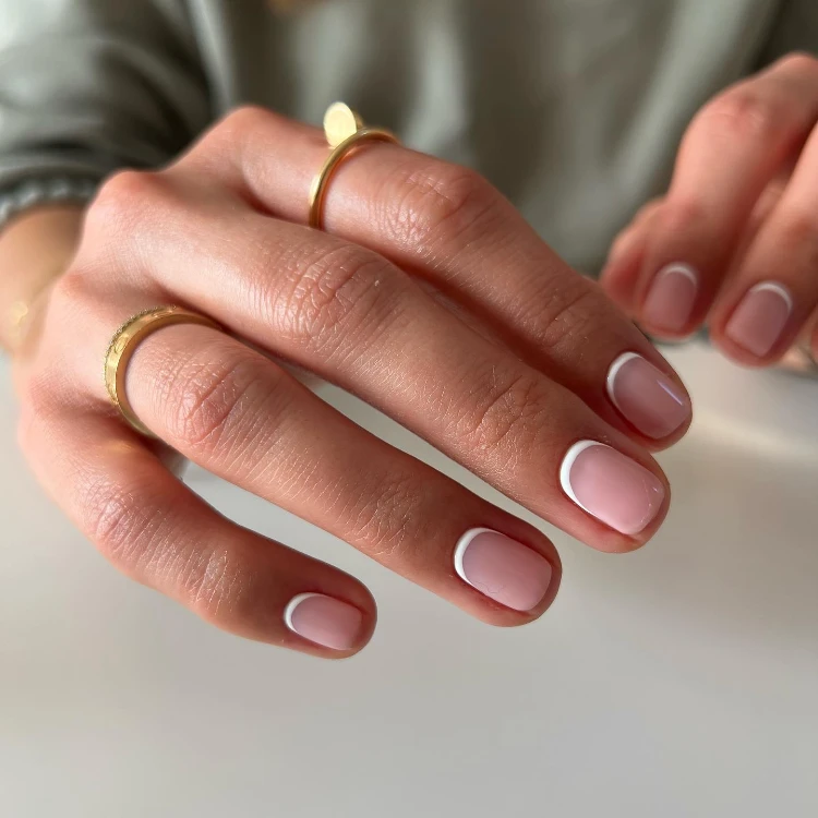 kurze, natürliche french gelnägel umgekehrter french (reverse french)