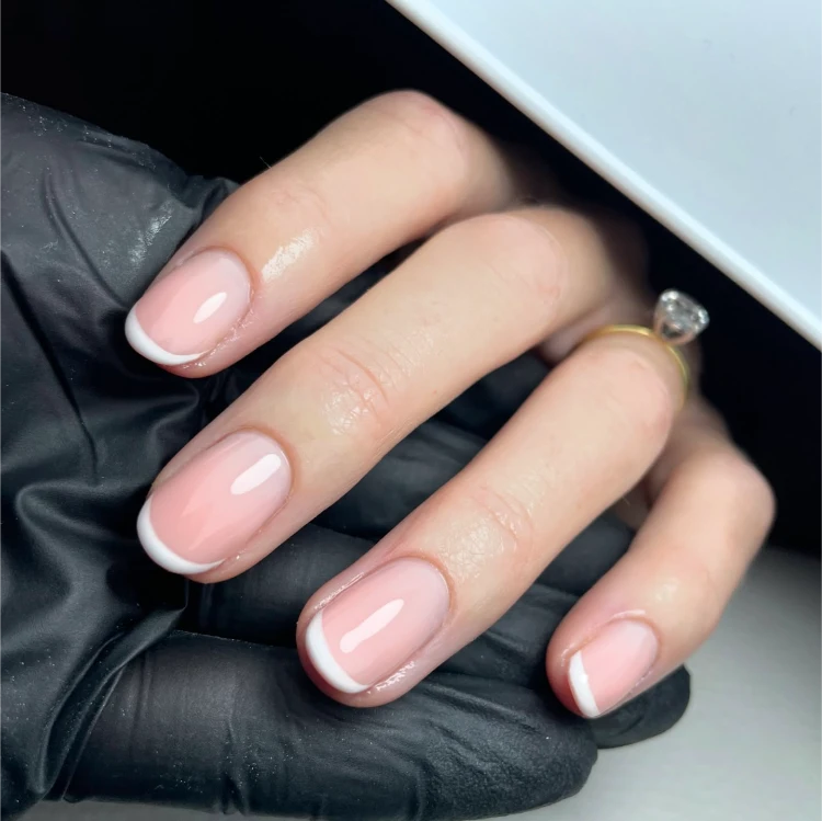 kurze, runde, natürliche gel french nägel