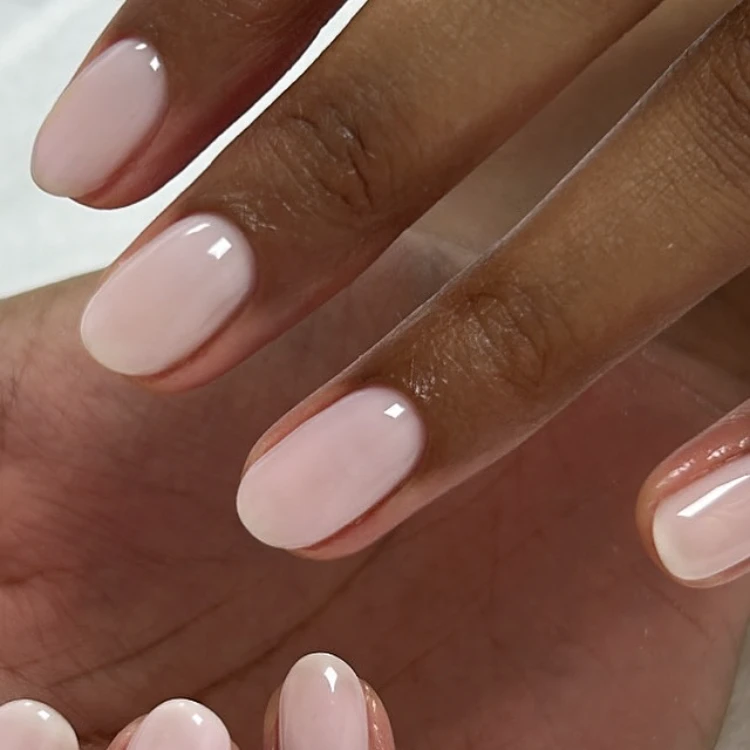 kurze, runde, natürliche gelnägel in der farbe weiß rose