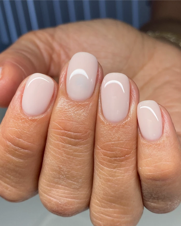 kurze, runde, natürliche gelnägel in hellrosa