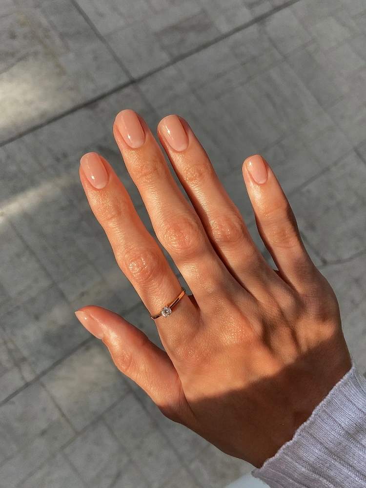 kurze, runde, natürliche gelnägel in nude beige