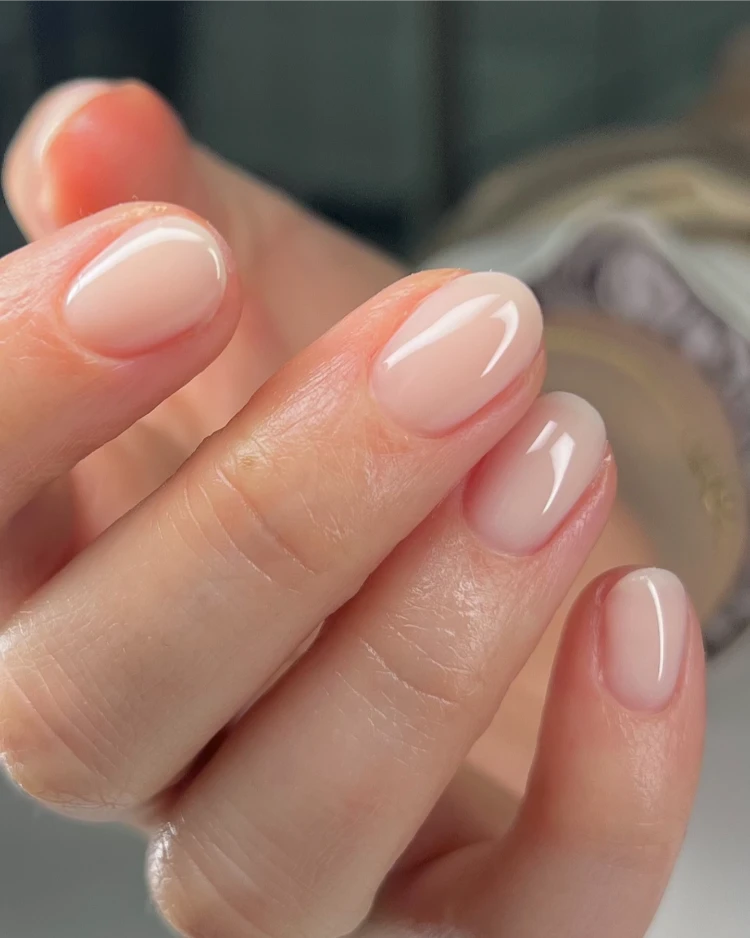 kurze, runde, natürliche gelnägel in nude farbe