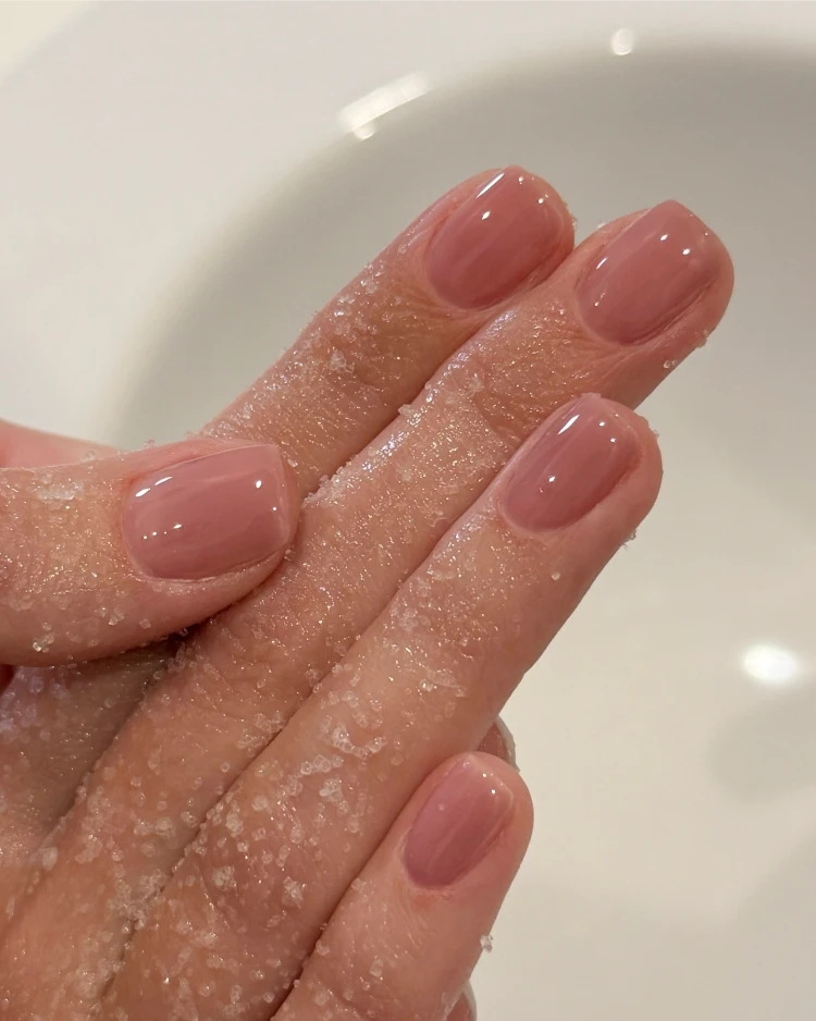 kurze, runde, natürliche gelnägel in rosa