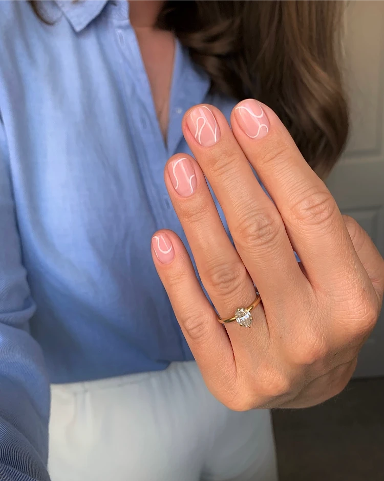 kurze, runde, natürliche gelnägel mit schlichtem design