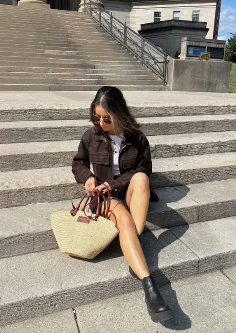 lässiges ensemble kombinieren espresso jeacke und jeansshorts