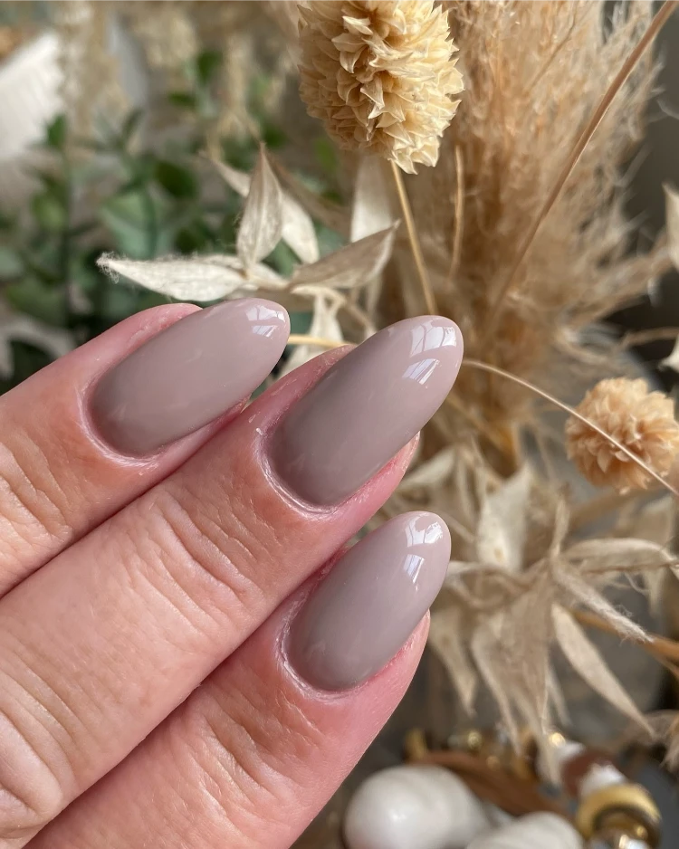 lange mandelform nägel in greige farbe