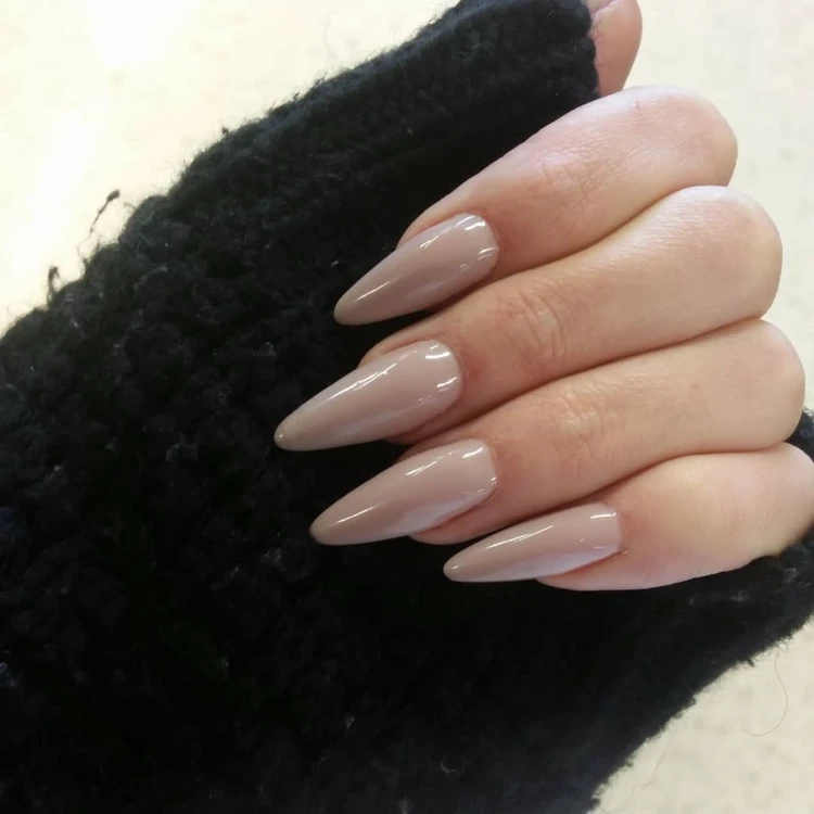 lange nägel in greige farben – trend für den herbst 2025