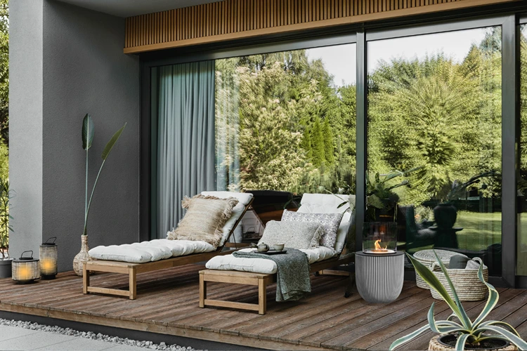 lounge bereich mit feuerstelle und gemütlichen liegen