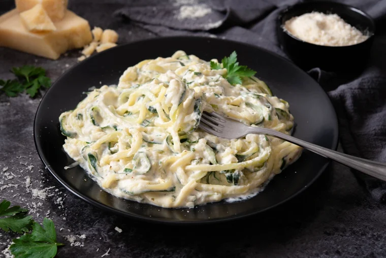 low carb zucchini spaghetti rezept mit käsesauce