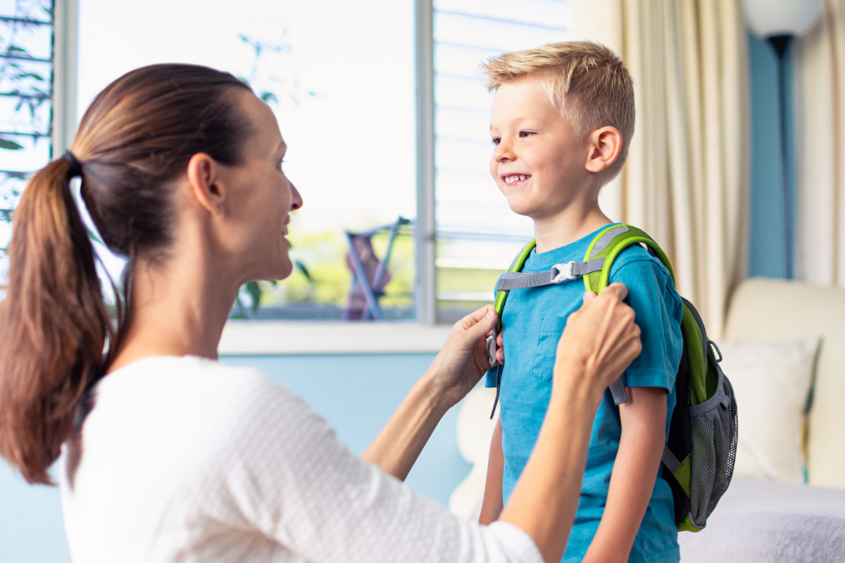 mama und kind am ersten schultag