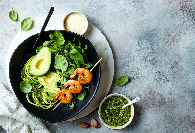 mediterrane zoodles bowl mit gegrillten garnelen und pesto