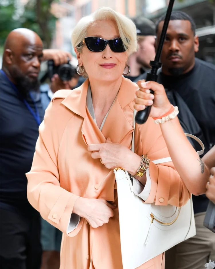 meryl streep am drehort von the devil wears prada 2 mit seitlich geschwungener bixie