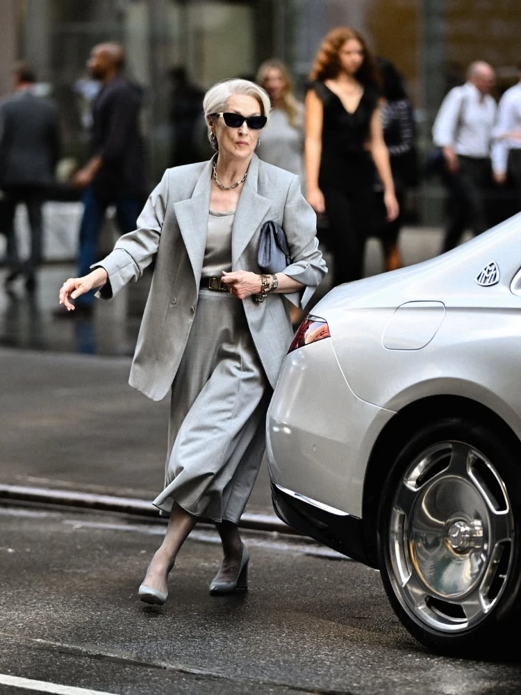 meryl streep am drehort von the devil wears prada 2 mit side swept weißer bixie