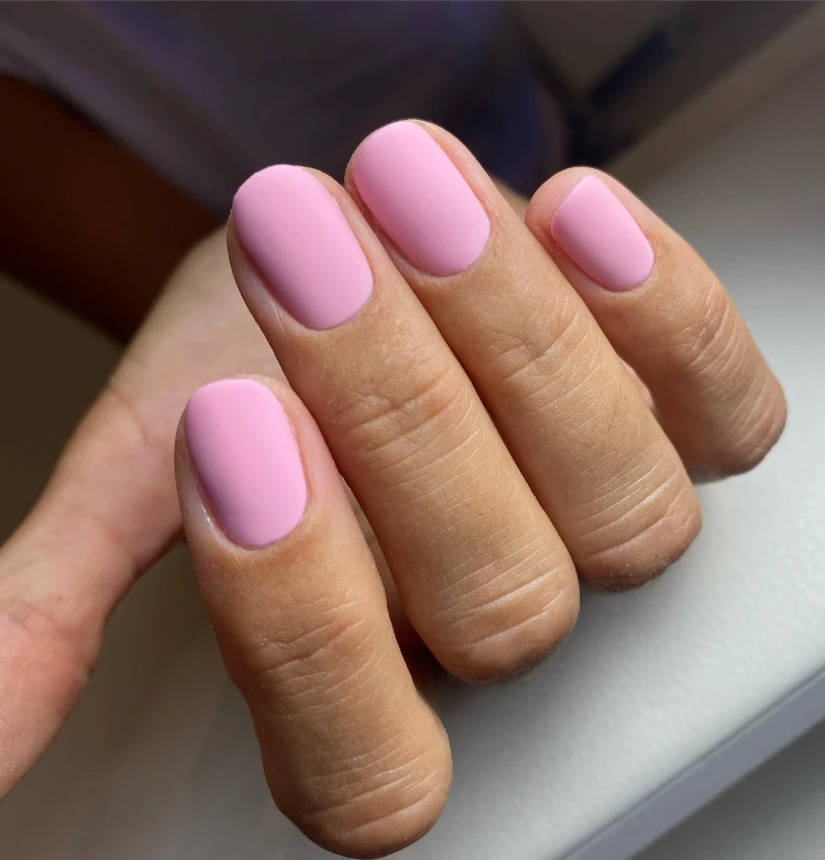 minimalistische kurze, runde, natürliche gelnägel in mattem rosa