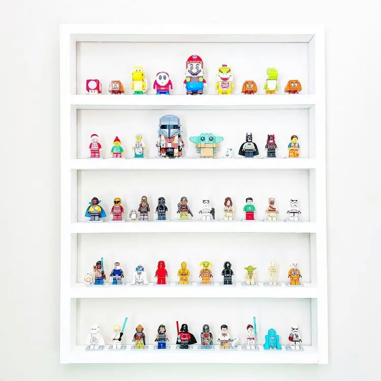 Minimalistisches Regal für Lego-Figuren an der Wand im Kinderzimmer