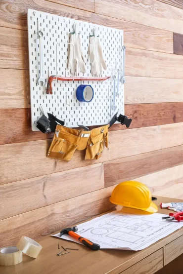 Mit den Clips als Zubehör lässt sich sogar ein Werkzeuggürtel befestigen