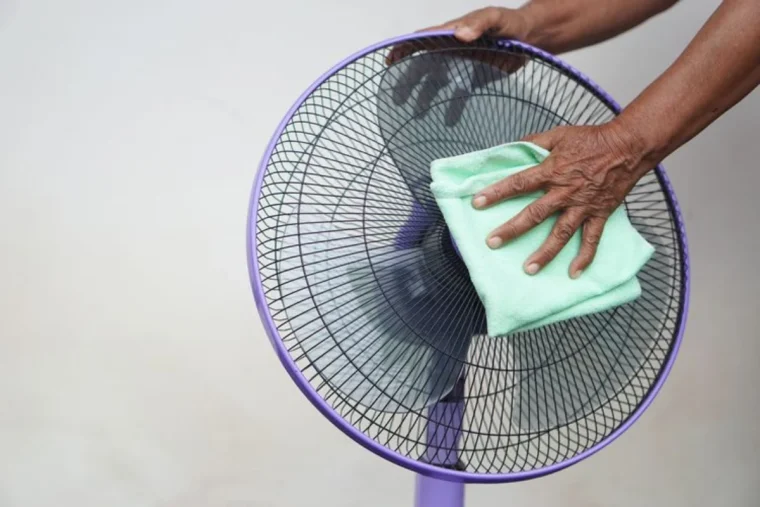 mit plastiktüte säubern komisch, aber funktioniert so kann man den ventilator reinigen!