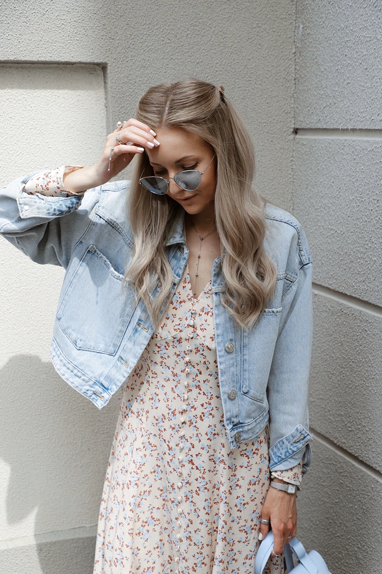 modern & entspannt – jeansjacke mit blümchenkleid und sonnenbrille