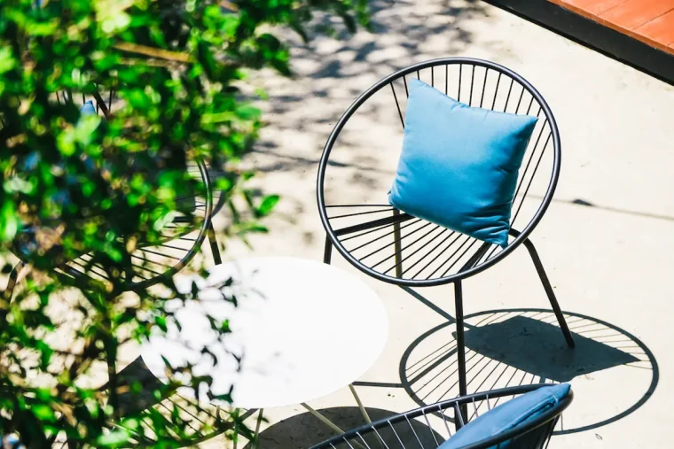 Moderne Gartensessel als Akzent im Wohnbereich