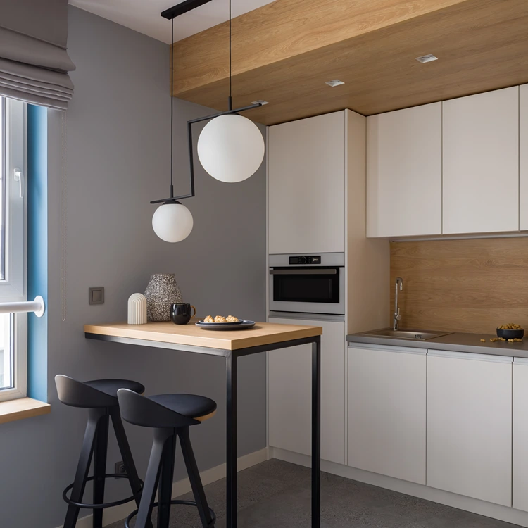 moderne küchenzeile mit bartisch und schwarzen designer hockern