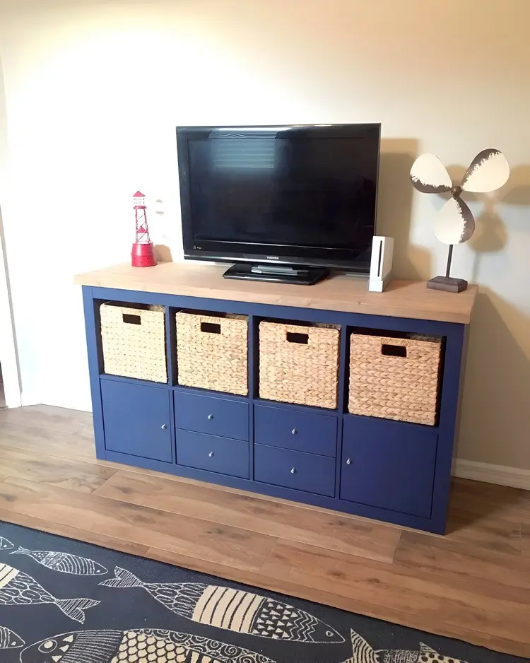 Moderner Blauton und Körbe zur Aufbewahrung für eine Wohnzimmer-Kommode