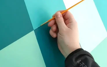 Nach dem Gestalten mit Farben kann man mit Pinsel ausbessern