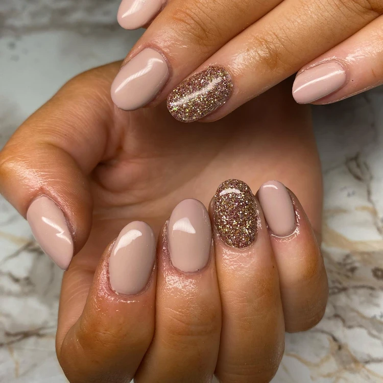 natürliche gelnägel mit glitzer in braun