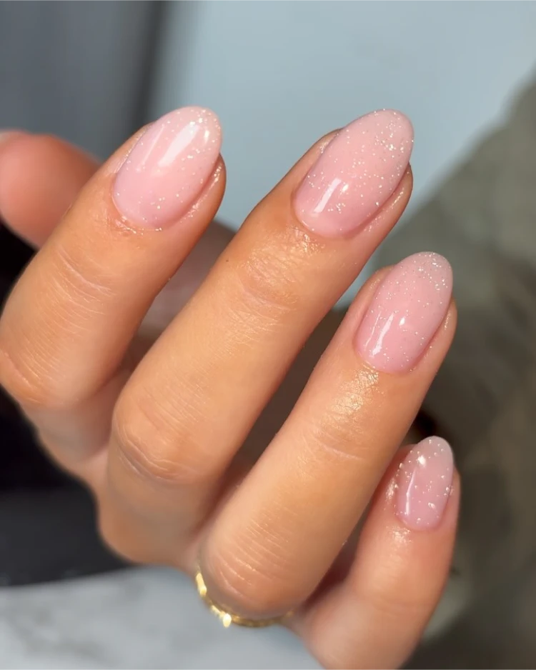 natürliche gelnägel mit glitzer in rosa