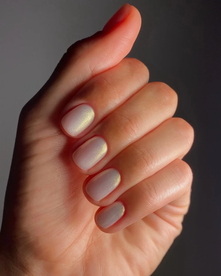 natürliche gelnägel mit glitzer, kurz und elegant