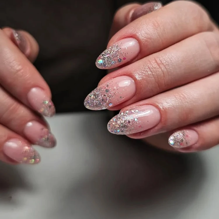 natürliche gelnägel mit glitzer rosa ombre