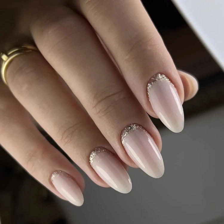 natürliche gelnägel mit glitzerdetails