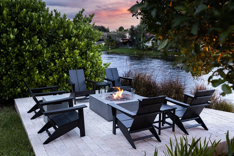 nordisch moderner sitzplatz im garten mit feuerstelle